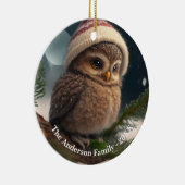 Schattigee kleine uil over een besneeuwde boom Cus Keramisch Ornament (Rechts)