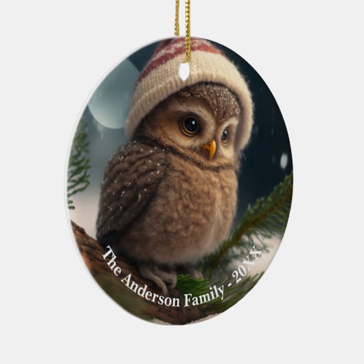 Schattigee kleine uil over een besneeuwde boom Cus Keramisch Ornament (Rechts)