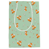 Schattigee kleine vossen patroon op groen medium cadeauzakje (Voorkant)