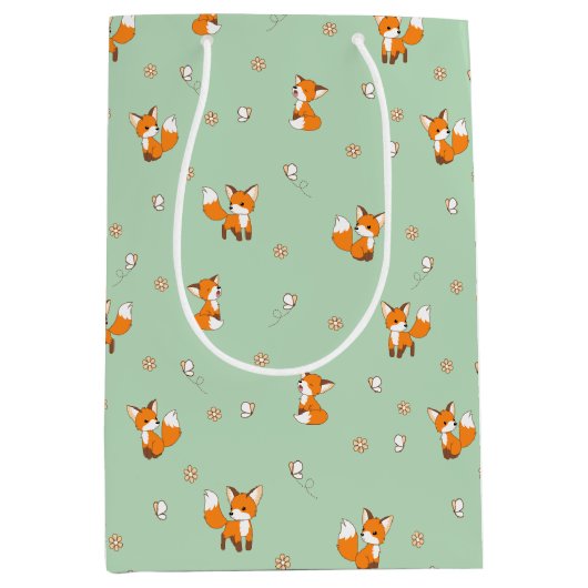 Schattigee kleine vossen patroon op groen medium cadeauzakje (Voorkant)