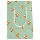 Schattigee kleine vossen patroon op groen medium cadeauzakje (Achterkant)
