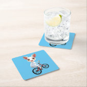 Schattigee kleine witte geit op een fiets kartonnen onderzetters (Insitu)