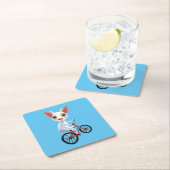 Schattigee kleine witte geit op een fiets kartonnen onderzetters (Insitu)