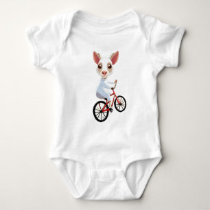 Schattigee kleine witte geit op een fiets romper