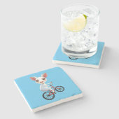 Schattigee kleine witte geit op een fiets stenen onderzetter (Zijkant)