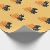 Schattigee kleine zwarte kat op een pompoen cadeaupapier (Hoek)