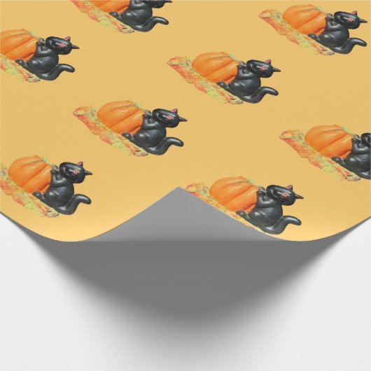 Schattigee kleine zwarte kat op een pompoen cadeaupapier (Hoek)