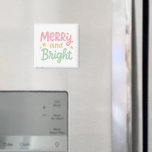 Schattigee kleurrijke kerstdagen magneet<br><div class="desc">Moderne kerstmagneet met een leuk en leuk design met "Merry and Bright" in vrolijke pastelroze en groene casual letters.</div>