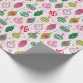 Schattigee Kleurrijke Kerstmisdoppen op lichtroze Cadeaupapier (Hoek)