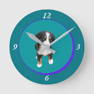 Schattigee knuffelige kleine puppymaatje. ronde klok