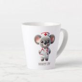 Schattigee Koala Beer Nurse gepersonaliseerd Latte Mok (Rechterhoek)