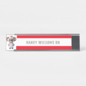 Schattigee Koala Beer Nurse met rode stethoscoop Bureau Naambordje (Voorkant)