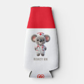 Schattigee Koala Beer Nurse met rode stethoscoop Flesjeskoeler (Voorkant)