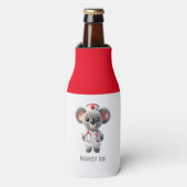 Schattigee Koala Beer Nurse met rode stethoscoop Flesjeskoeler (Fles Voorkant)