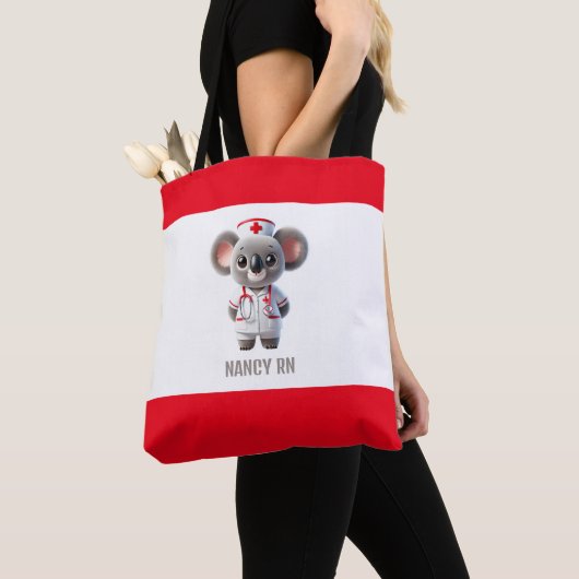 Schattigee Koala Beer Nurse met rode stethoscoop Tote Bag (Dichtbij)