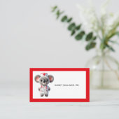 Schattigee Koala Beer Nurse met rode stethoscoop Visitekaartje (Staand voorkant)
