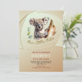 Schattigee Koala eerste verjaardag uitnodiging (Staand voorkant)