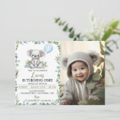 Schattigee Koala Greenery Verjaardag Fotouitnodigi Bedankkaart (Staand voorkant)
