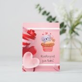 Schattigee Koala in Cupcake Roze Valentijnsdag Feestdagenkaart (Staand voorkant)