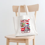 Schattigee Koala Kerstmis gepersonaliseerde naam Tote Bag<br><div class="desc">Schattigee Koala Christmas Personalized Name Holiday Canvas tas heeft een schattige Koala met een kerstmuts en sjaal met een kerstzak. Perfect voor kerstcadeaus,  kerstfeesten en vakantiefeesten,  verjaardagen en meer. Creëer door Evco Studio www.zazzle.com/store/evcostudio</div>