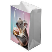 Schattigee koala met cupcake pastelverloop medium cadeauzakje (Voorkant Gekanteld)