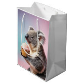 Schattigee koala met cupcake pastelverloop medium cadeauzakje (Achterkant Gekanteld)