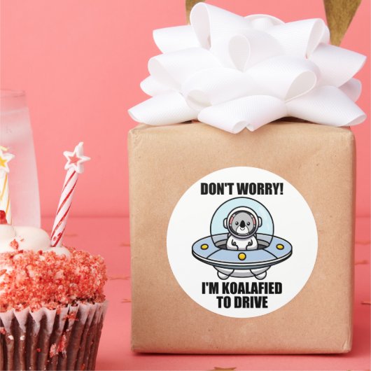 Schattigee Koala nieuwe chauffeur Ik ben Koalafied Ronde Sticker (Feest)