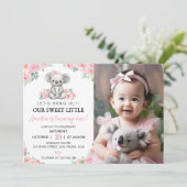 Schattigee Koala Roze Bloemen Verjaardag Fotouitno Bedankkaart (Staand voorkant)