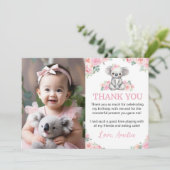 Schattigee Koala Roze Bloemen Verjaardagsfeest Fot Bedankkaart (Staand voorkant)
