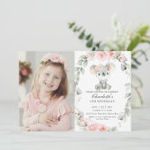 Schattigee Koala Roze Bloemengroen Verjaardagsfoto Kaart (Staand voorkant)