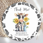 Schattigee Koe Dank Moo Boerderij Dier 1e Verjaard Ronde Sticker<br><div class="desc">Host een jong schattig verjaardagsbash met onze "Heilige Koe" feestartikelen! Perfect voor elk dierenvriend, ons moderne en eenvoudige ontwerp heeft een schattige zuivel koe en felle zonnebloemen. Deze benodigdheden kunnen worden gebruikt voor een 1e verjaardag of elk jaar kind, waardoor ze een geweldige keuze zijn voor zowel jongens als meisjes....</div>