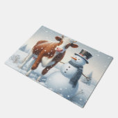 Schattigee koe en sneeuwman in het winterveld deurmat (Schuin)