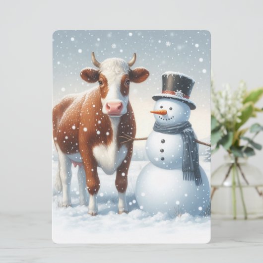 Schattigee koe en sneeuwman in het winterveld feestdagenkaart (Staand voorkant)