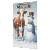 Schattigee koe en sneeuwman in het winterveld klembord (Links)