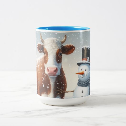 Schattigee koe en sneeuwman in het winterveld tweekleurige koffiemok (Center)