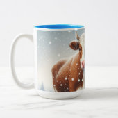 Schattigee koe en sneeuwman in het winterveld tweekleurige koffiemok (Links)