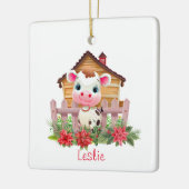 Schattigee Koe in een Schuur Kerst Gepersonaliseer Keramisch Ornament (Links)