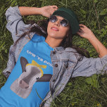 Schattigee Koe met Bow Custom Message T-shirt<br><div class="desc">De slogan op dit grafische t-shirt is klaar om te worden aangepast met uw eigen boodschap. Boven een afbeelding van een schattige koe met een gele strik zijn de vetgedrukte witte letters afgebeeld.</div>