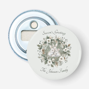 Schattigee konijnen in een bloemige winterkrans button flesopener