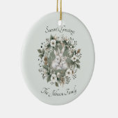 Schattigee konijnen in een bloemige winterkrans keramisch ornament (Rechts)