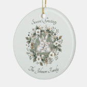 Schattigee konijnen in een bloemige winterkrans keramisch ornament (Links)