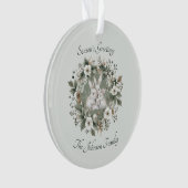 Schattigee konijnen in een bloemige winterkrans ornament (voorkant)
