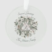 Schattigee konijnen in een bloemige winterkrans ornament (voorkant)