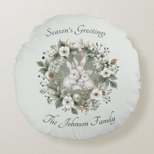 Schattigee konijnen in een bloemige winterkrans rond kussen