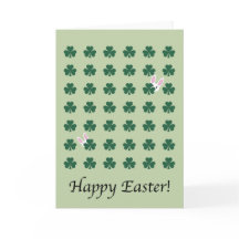 Schattigee konijnen spelen in Garden Clover