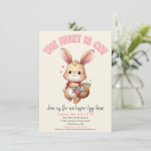 Schattigee konijntje paaseierjacht uitnodiging (Staand voorkant)