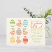 Schattigee konijntjes en paaseieren feestuitnodigi kaart (Staand voorkant)