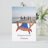 Schattigee krab gepersonaliseerde strand fotokaart kaart (Staand voorkant)