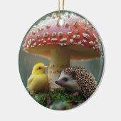 Schattigee kuiken en egel verbergen onder een padd keramisch ornament (Links)