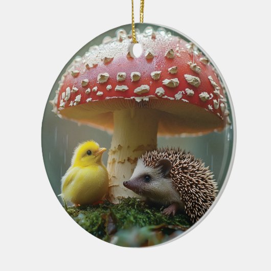 Schattigee kuiken en egel verbergen onder een padd keramisch ornament (Links)